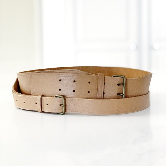 Elegant Tan Leather Belt - Picture 1 of 13
